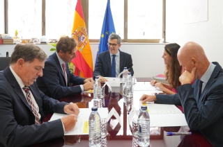 En la reunión, el presidente del TSJMU, el presidente de la Audiencia, el secretario de Gobierno, con el ministro, acompañado de la directora de su gabinete